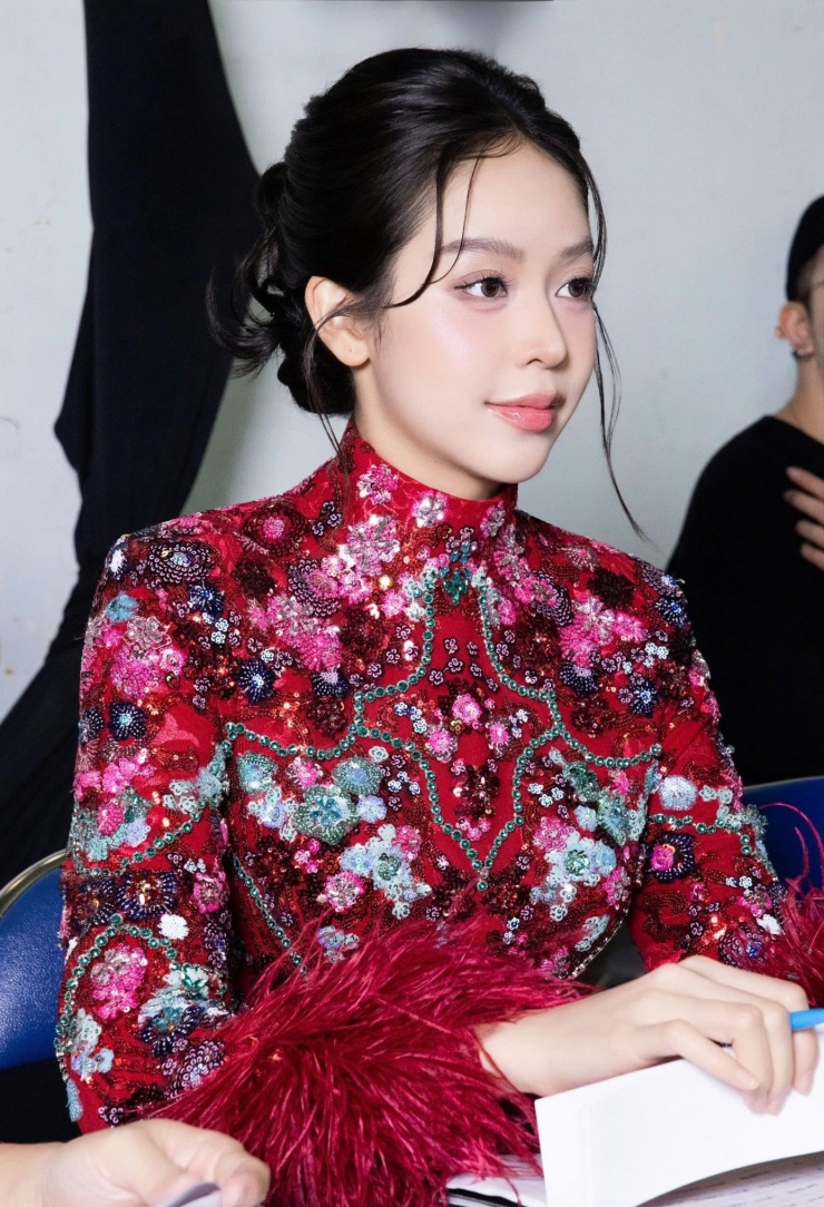 Chưa kể việc biến hóa hình ảnh liên tục cũng giúp Thanh Thủy chứng tỏ khả năng đa dạng của mình, lúc nào cần dịu dàng vẫn rất nền nã, lúc nào cần cá tính thì cực chất.