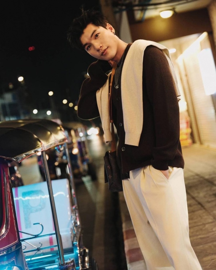 HIEUTHUHAI gây sốt với visual "chất liệu bạn trai" tại đường phố Bangkok - 2