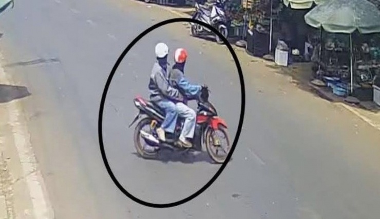 Hai người phụ nữ bị nghi liên quan đến vụ nữ tiệm tạp hoá ngất xỉu.