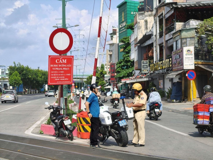 CSGT Hàng Xanh lập biên bản với người vi phạm. Ảnh: Đăng Khôi.