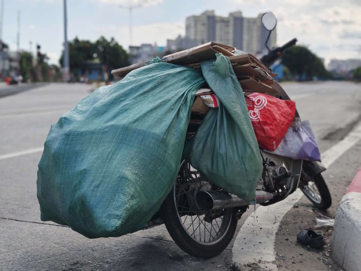 Chiếc xe máy của người đàn ông bị CSGT tạm giữ vì người này không có giấy phép lái xe. 