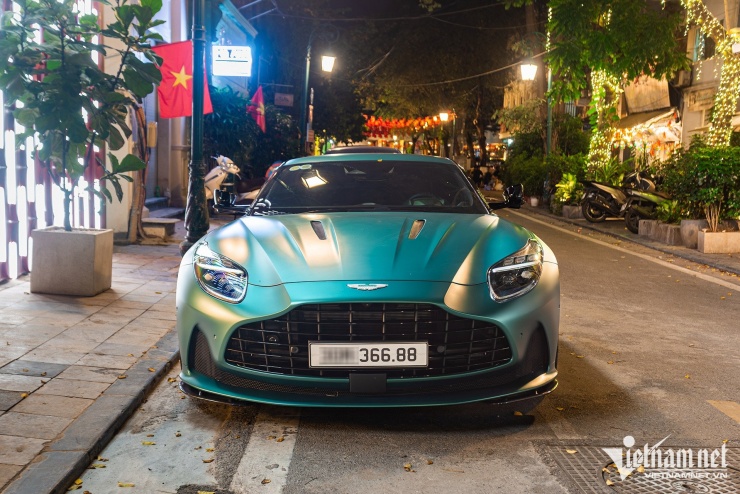 Siêu xe Aston Martin DB12 ở Hà Nội tiền trang bị bằng chiếc Mercedes-Benz C 300 - 1