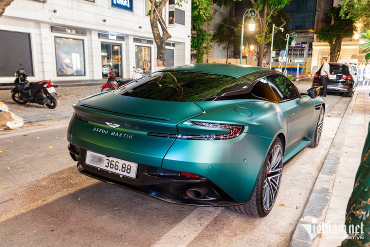 Siêu xe Aston Martin DB12 ở Hà Nội tiền trang bị bằng chiếc Mercedes-Benz C 300 - 2