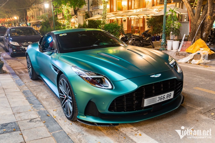 Siêu xe Aston Martin DB12 ở Hà Nội tiền trang bị bằng chiếc Mercedes-Benz C 300 - 3