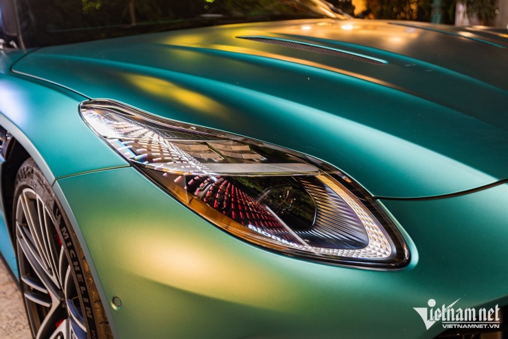 Siêu xe Aston Martin DB12 ở Hà Nội tiền trang bị bằng chiếc Mercedes-Benz C 300 - 4