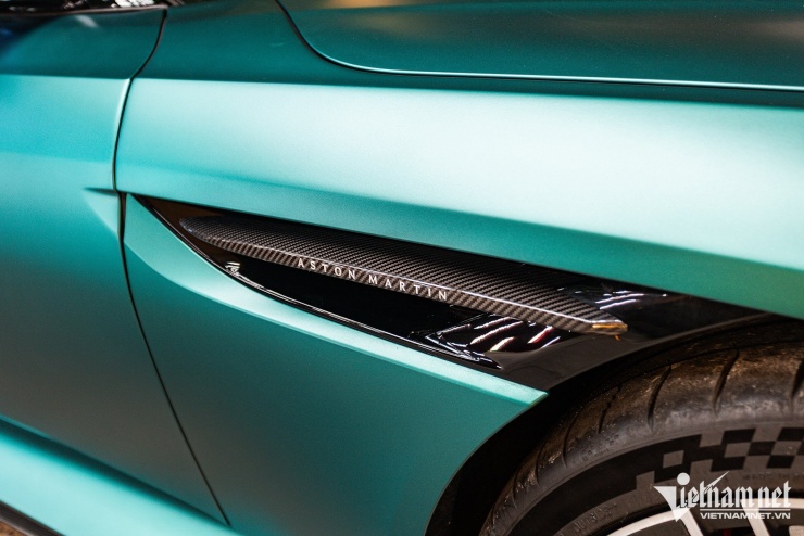 Siêu xe Aston Martin DB12 ở Hà Nội tiền trang bị bằng chiếc Mercedes-Benz C 300 - 5