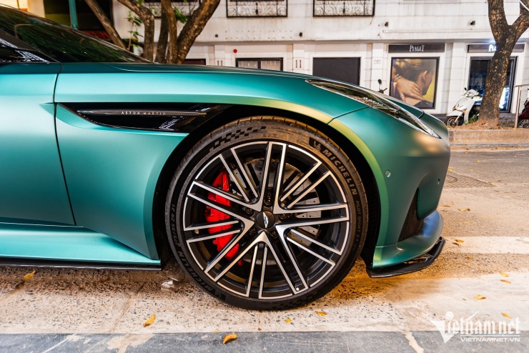 Siêu xe Aston Martin DB12 ở Hà Nội tiền trang bị bằng chiếc Mercedes-Benz C 300 - 11