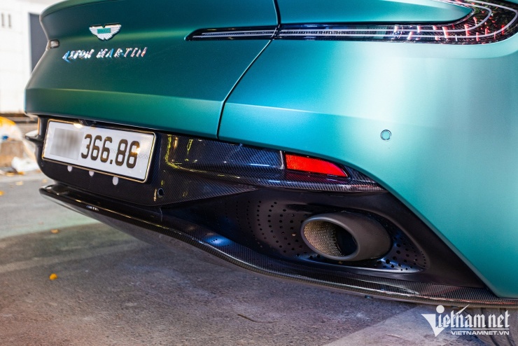 Siêu xe Aston Martin DB12 ở Hà Nội tiền trang bị bằng chiếc Mercedes-Benz C 300 - 8