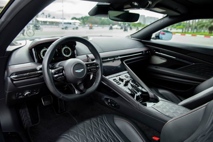 Siêu xe Aston Martin DB12 ở Hà Nội tiền trang bị bằng chiếc Mercedes-Benz C 300 - 12