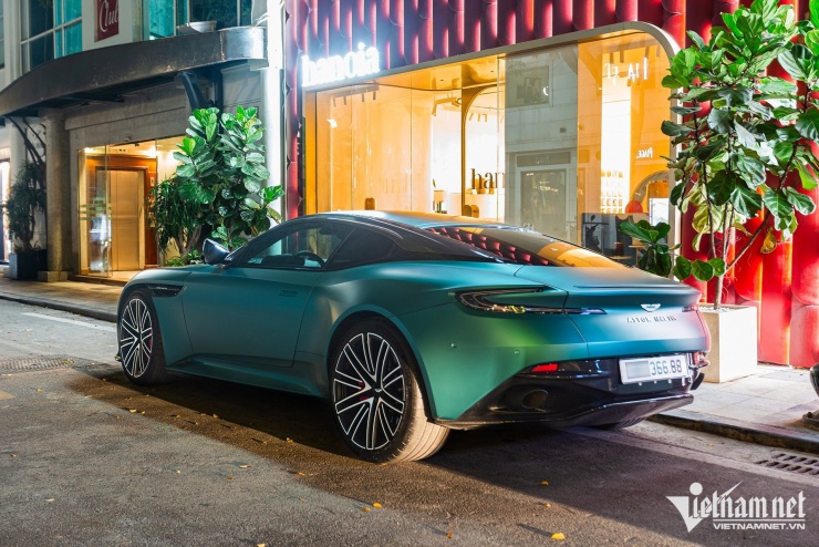 Siêu xe Aston Martin DB12 ở Hà Nội tiền trang bị bằng chiếc Mercedes-Benz C 300 - 13