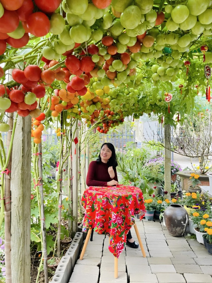 Chị Cao Dung, 48 tuổi, ở Hà Nội và nhóm bạn nán lại vườn suốt hai tiếng để ngắm nhìn và chụp ảnh. "Bước vào không gian này cảm giác lung linh, hoàn mỹ đến mức tôi cứ ngỡ là sản phẩm do AI vẽ", chị Dung nói.
