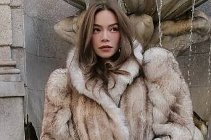 Hồ Ngọc Hà diện style giấu quần khoe chân trên phố Italy