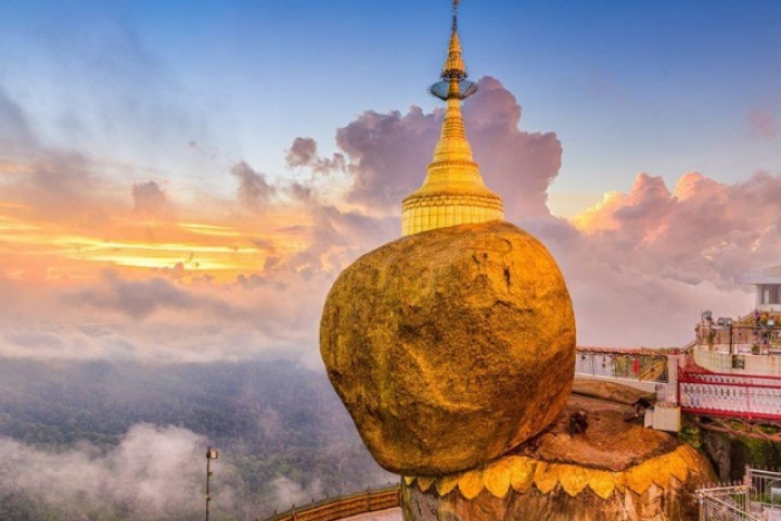 Hòn đá dát vàng khổng lồ chênh vênh trên vách núi cao 1.100m hàng nghìn năm, động đất 7,7 độ richter vẫn không rơi