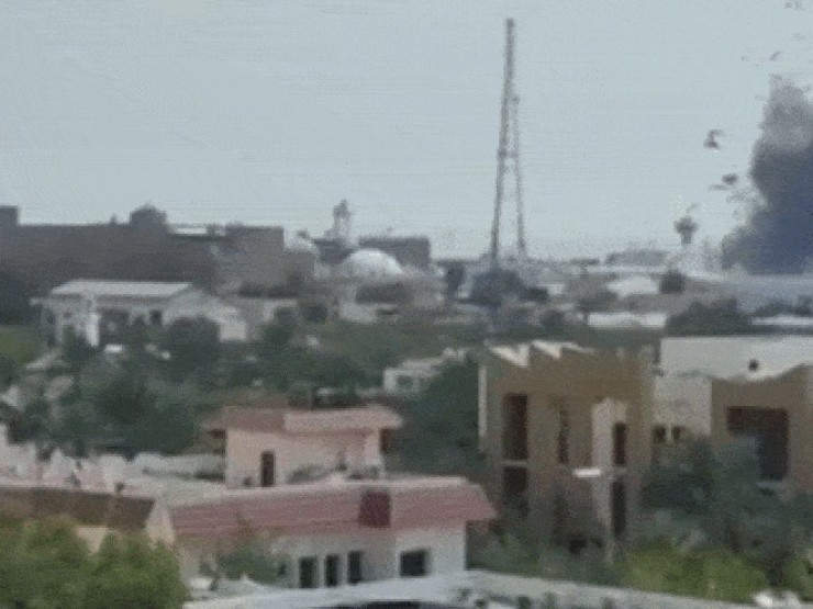 Khoảnh khắc tên lửa Iran tập kích trúng căn cứ hải quân Mỹ ở Bahrain