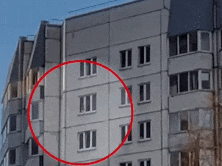 Khoảnh khắc bé 18 tháng được hai y tá đỡ khi rơi từ độ cao 30 m