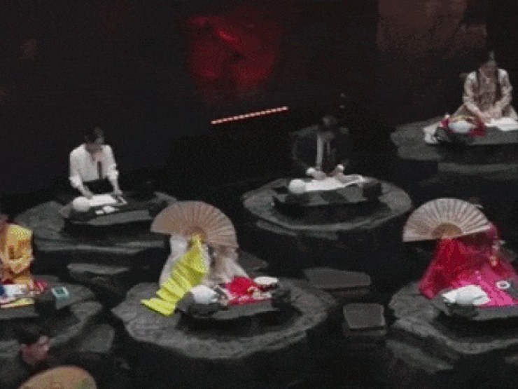 Show về 49 thầy bói phải cúi đầu xin lỗi