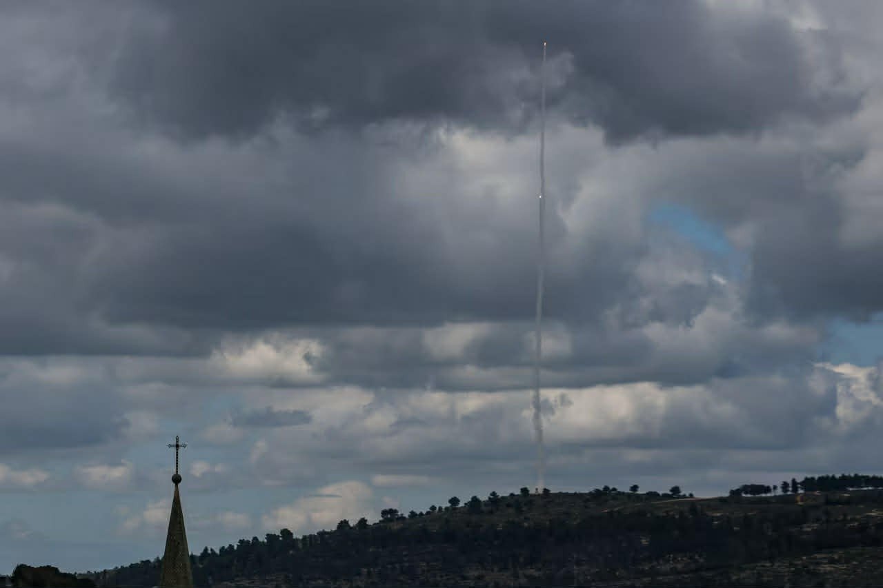 Hệ thống phòng không hoạt động khi tên lửa được phóng về phía Israel từ Iran, sau khi Israel và Mỹ tiến hành các cuộc tấn công vào Iran, tại Jerusalem hôm 28/2. (Ảnh: Reuters)