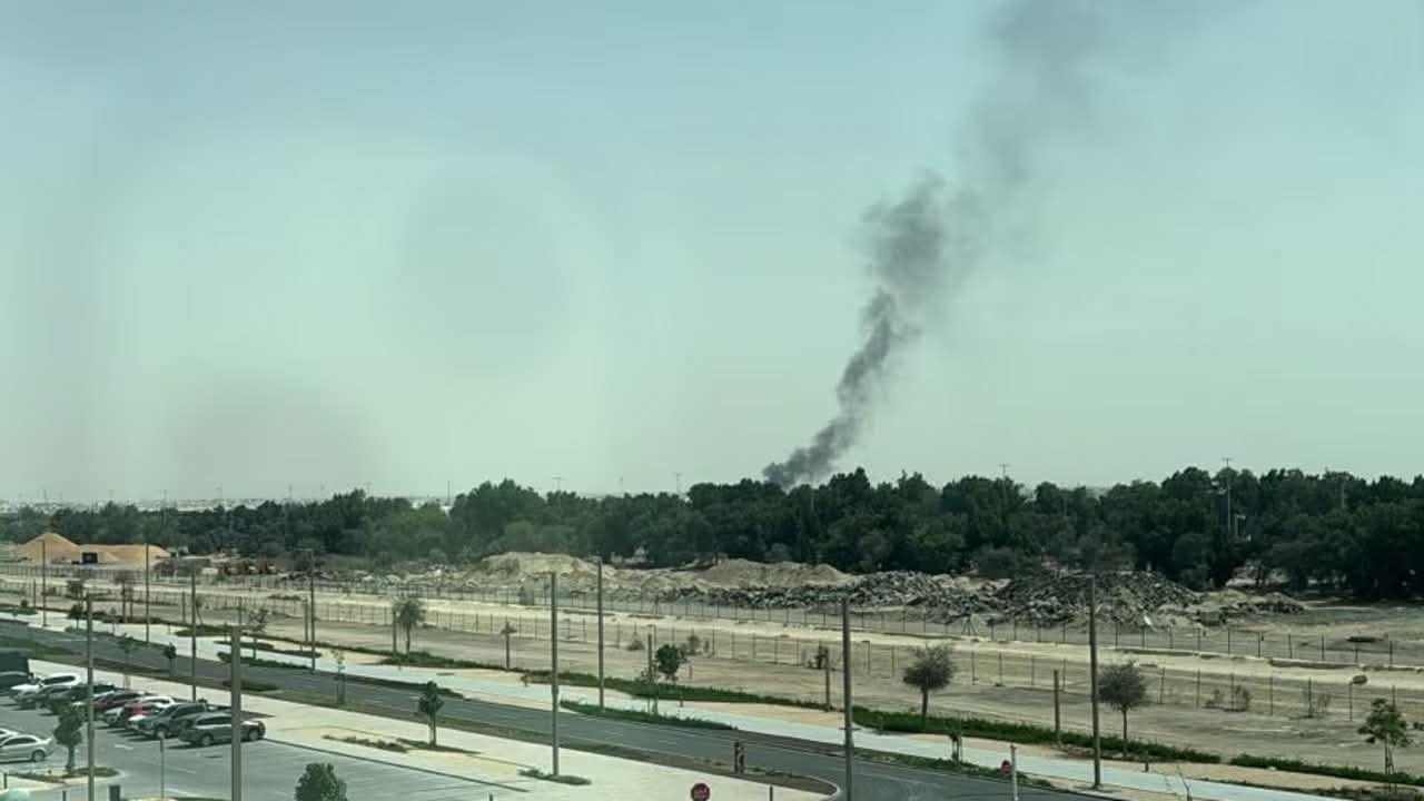 Khói bốc lên nghi ngút trên bầu trời Abu Dhabi, Các Tiểu vương quốc Ả Rập Thống nhất ngày 28/2. Ảnh: CNN.