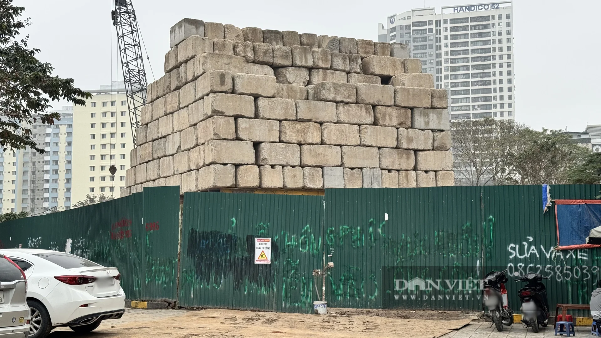 Khu "đất vàng" rộng hơn 5.000 m2 của Vietcombank vẫn trong tình trạng&nbsp;“cửa đóng, then cài”. Ảnh: Anh Văn