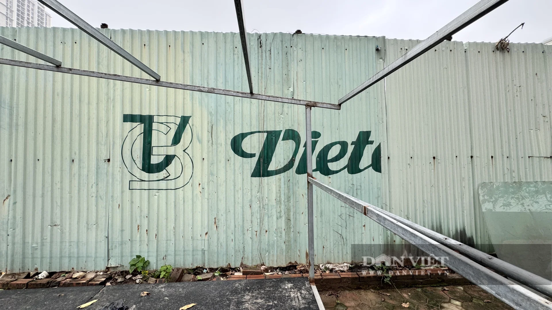 Một số dòng chữ “Vietcombank” in trên các tấm tôn đã bị làm mờ, tẩy xóa một cách khó hiểu. Ảnh: Anh Văn