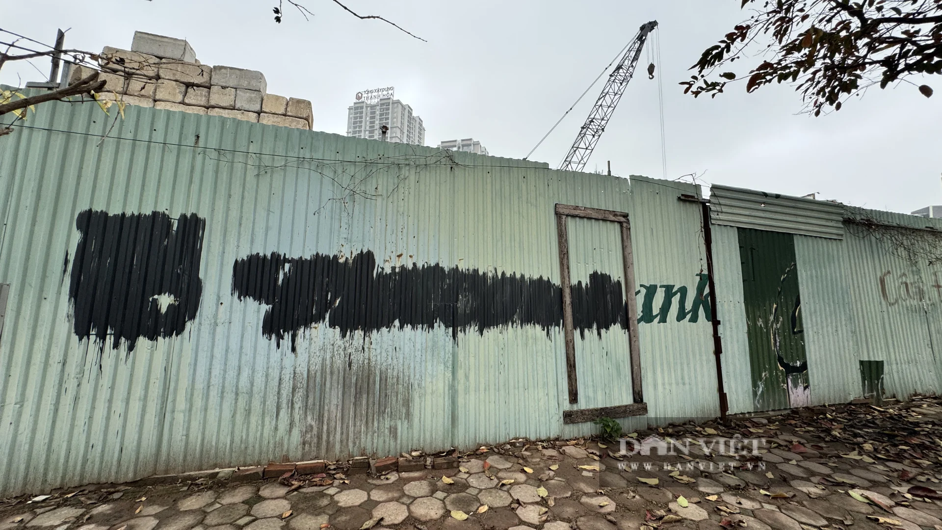 Một số dòng chữ “Vietcombank” in trên các tấm tôn đã bị làm mờ, tẩy xóa một cách khó hiểu. Ảnh: Anh Văn