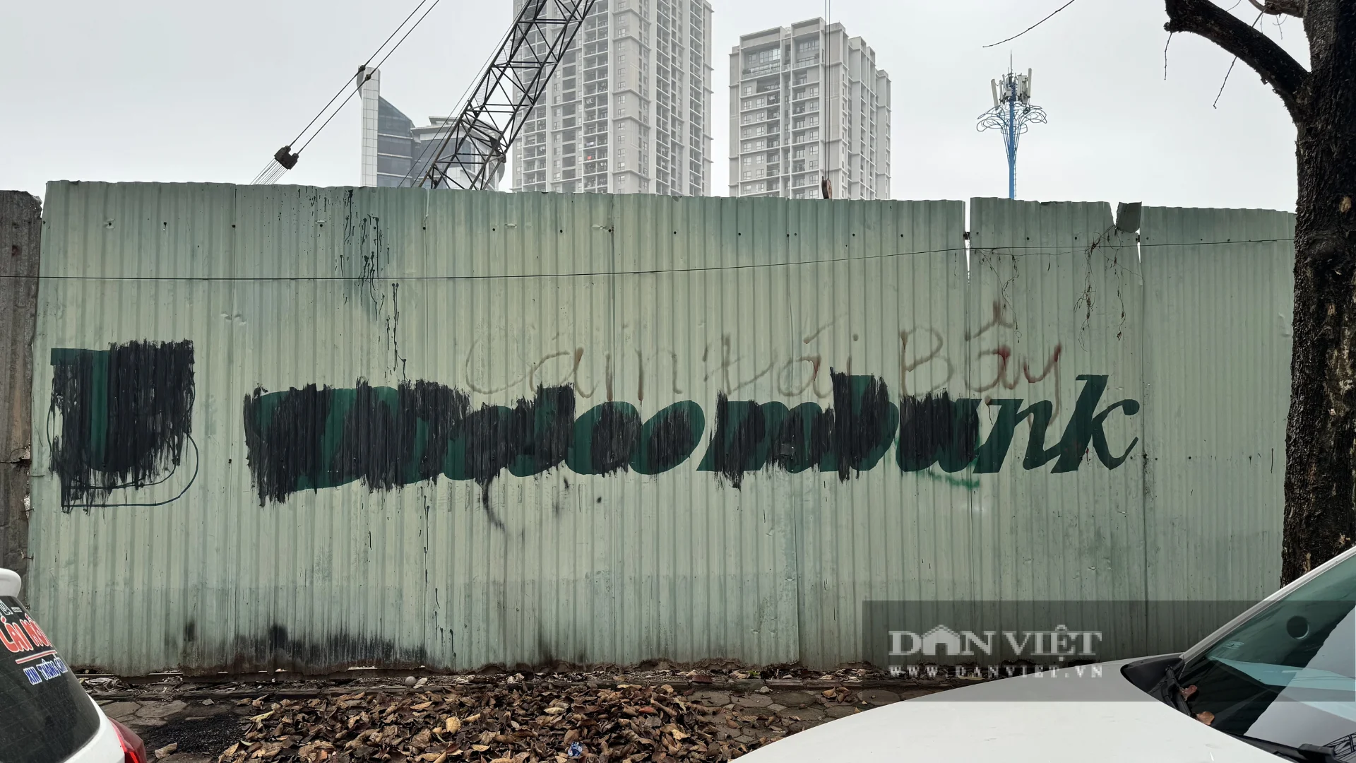 Một số dòng chữ “Vietcombank” in trên các tấm tôn đã bị làm mờ, tẩy xóa một cách khó hiểu. Ảnh: Anh Văn