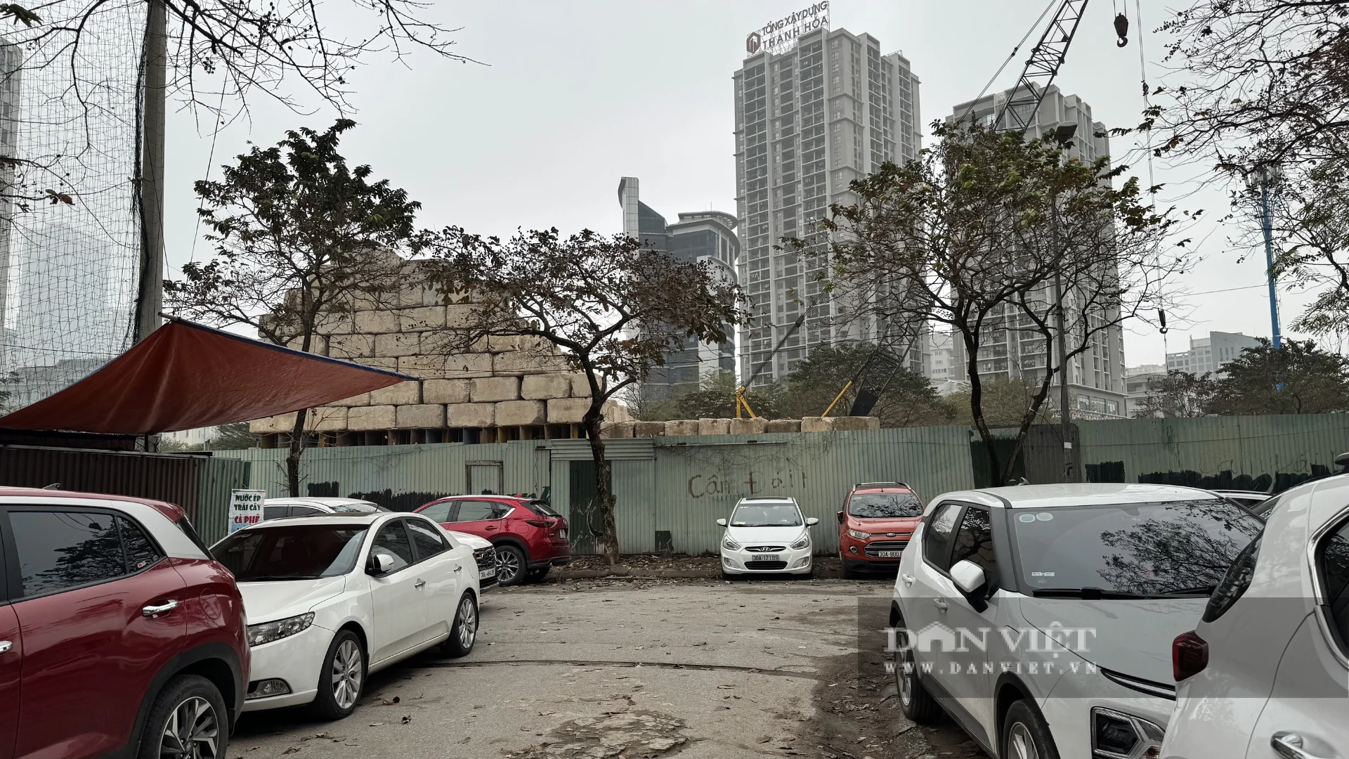 Phía sau khu đất bị biến thành bãi đỗ xe tự phát, nhếch nhác giữa khu vực trung tâm. Ảnh: Anh Văn