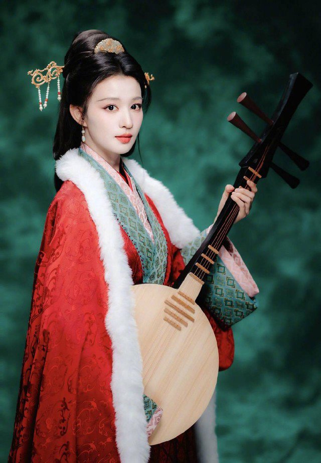 Mới đây, Vương Sở Nhiên có cơ hội hóa thân thành Vương Chiêu Quân trong một tiết mục tại Gala Tết Nguyên đán trên đài truyền hình CCTV. Khán giả nhận xét biểu cảm của nữ diễn viên truyền tải được nỗi niềm và tình yêu lớn lao của nhân vật chỉ trong vài chục giây ngắn ngủi. (Ảnh: Weibo).