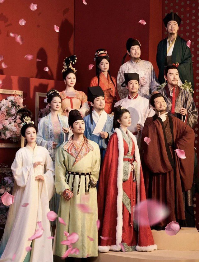 Vương Sở Nhiên nổi bật khi trình diễn cùng các nghệ sĩ khác trên sân khấu. (Ảnh: Weibo)