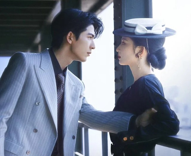 Sau thành công của bộ phim "Còn ra thể thống gì nữa", Vương Sở Nhiên tiếp tục nhận được sự quan tâm lớn từ khán giả. Không chỉ gây ấn tượng với nhan sắc ngày càng thăng hạng và lối diễn tự nhiên, nữ diễn viên còn cho thấy tham vọng "phủ sóng" màn ảnh khi liên tiếp góp mặt trong 4 dự án mới, trải dài từ hiện đại, dân quốc đến cổ trang quyền mưu. (Ảnh: Weibo).