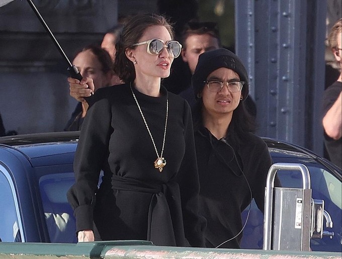 Hai mẹ con Angelina Jolie - Maddox trên trường quay "Couture" năm 2023. Ảnh: SplashNews