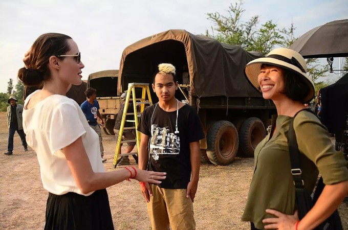 Maddox (giữa) và mẹ trò chuyện cùng tác giả Loung Ung tại địa điểm quay phim "First They Killed My Father". Ảnh: Netflix