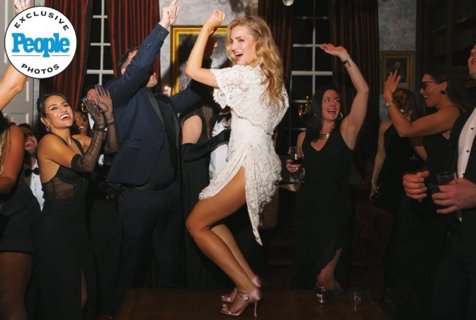 Allyn tiệc tùng cùng bạn bè thân thiết trong dấu mốc đặc biệt. Ảnh: Hana Gonzalez Photography