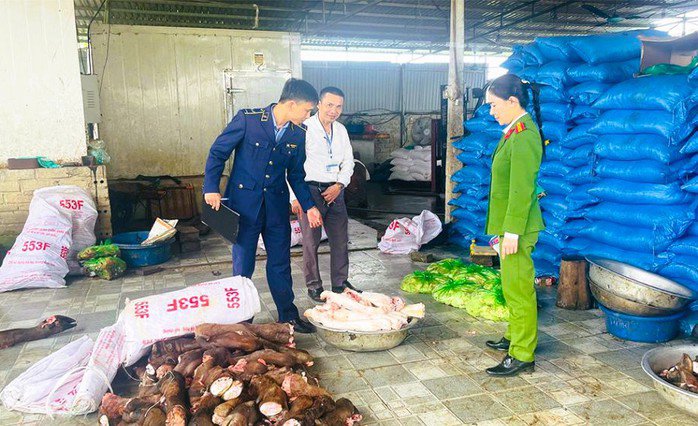Hàng tấn thực phẩm bẩn bốc mùi hôi thối bị lực lượng chức năng phát hiện, thu giữ