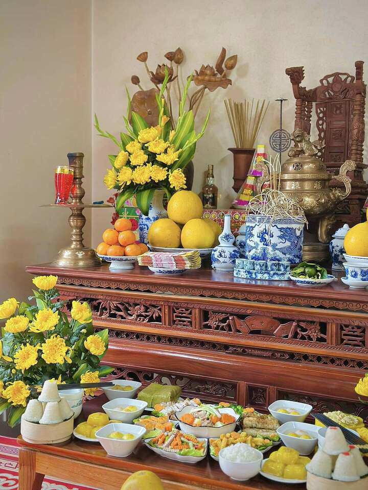 Cúng rằm tháng Giêng trong nhà hay ngoài trời tùy điều kiện từng gia đình. (Ảnh: Đỗ Thu Ngọc)