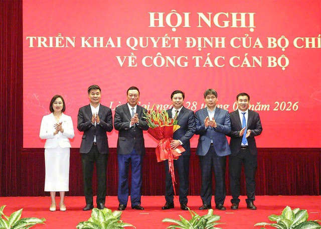 Ông Dương Quốc Huy - Ủy viên Trung ương Đảng, Phó Tổng Thanh tra Chính phủ (người cầm hoa) giữ chức Bí thư Tỉnh ủy Lào Cai.