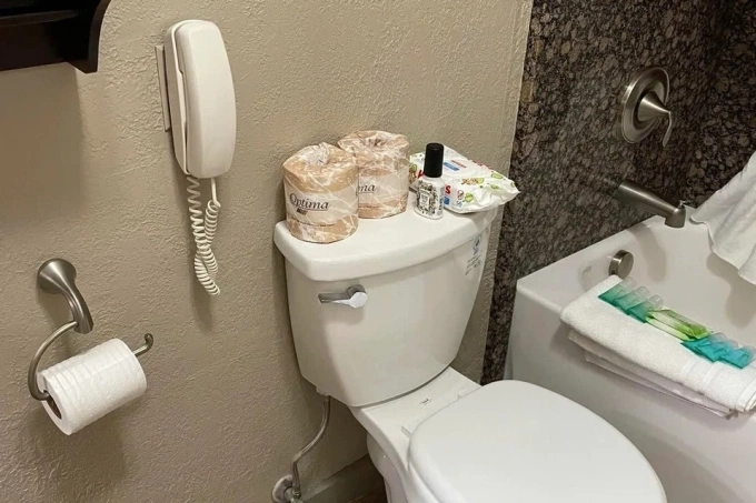 Điện thoại trong nhà vệ sinh khách sạn. Ảnh: Reddit