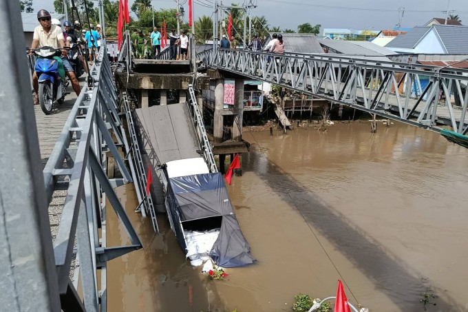 Nhịp cầu bị gẫy nằm ở giữa. Ảnh: Nguyễn Mẫn