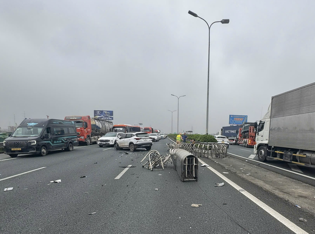 Sáng 28/2, tai nạn liên hoàn giữa 4 ô tô xảy ra tại Km190 trên cao tốc Pháp Vân - Cầu Giẽ, hướng Hà Nội đi Thanh Hóa. Một xe Kia văng qua dải phân cách, giao thông ùn tắc hai chiều.