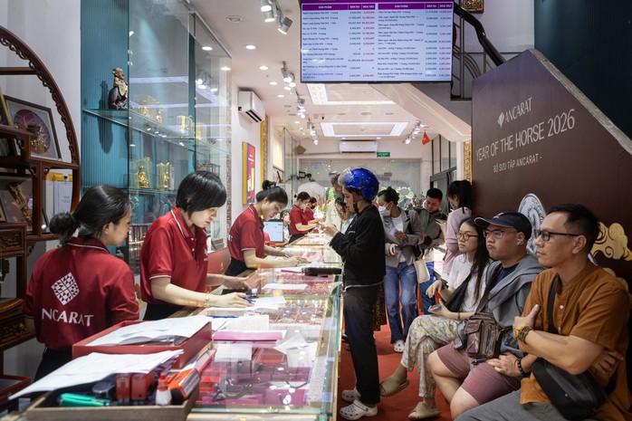 Nhiều người đi mua bạc dịp Thần Tài vừa qua