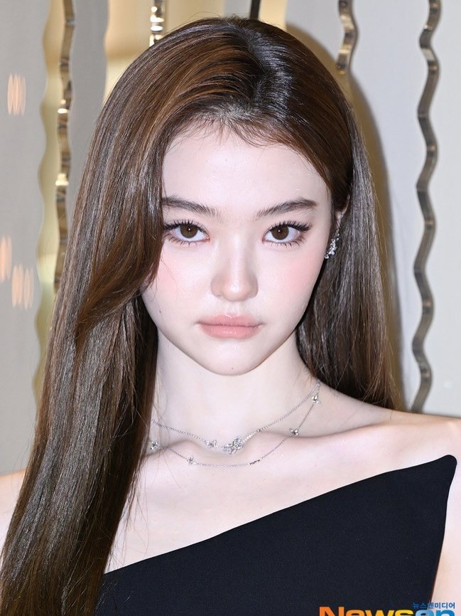 Theo Allkpop, sự xuất hiện của người đẹp thu hút khán giả. Trên mạng xã hội, nhiều người chia sẻ hình ảnh, video của cô kèm lời khen ngợi về nhan sắc, vóc dáng. Một khán giả bình luận trên X: "Cô bé dễ thương ngày xưa nay đã lớn bổng, trở thành mỹ nhân thực sự rồi".