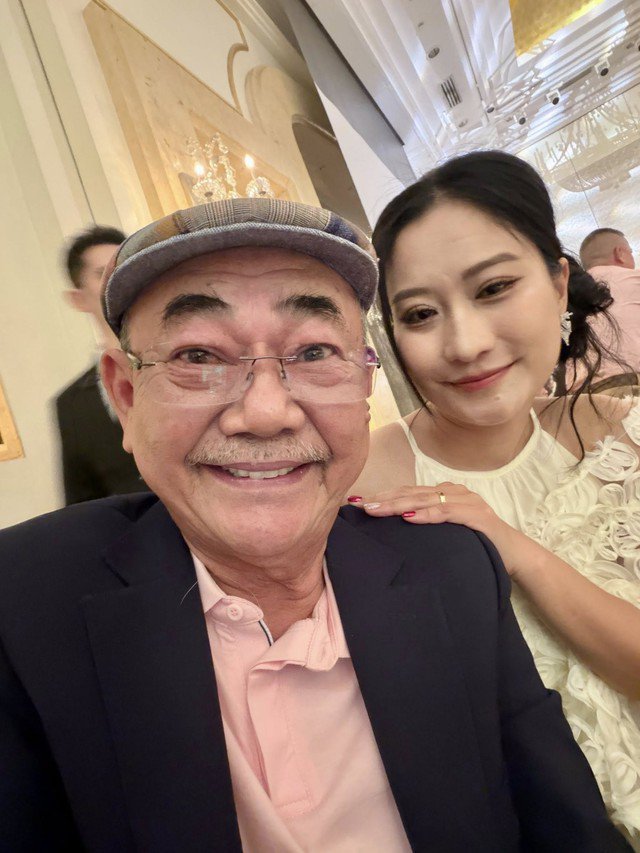 Được biết, trong suốt thời gian qua, ngoài đi diễn, NSND Việt Anh còn cùng vợ kinh doanh đồ ăn online. Tái hôn ở tuổi xế chiều, nam NSND như được "tái sinh" và ông tích cực hơn trong cuộc sống.