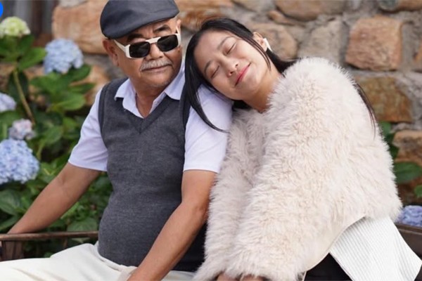 Trước khi có màn cầu hôn ngọt ngào này, NSND Việt Anh và bạn gái kém 36 tuổi đã có thời gian hẹn hò nhau.