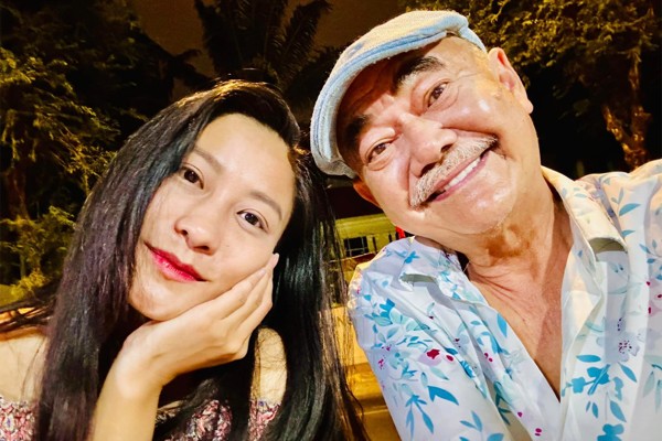 Ban đầu, tình cảm của họ chỉ là thầy trò, thậm chí ông còn từng phản bác đây chỉ là trò đùa. Tuy nhiên, theo thời gian sự chân thành của cô gái trẻ đã làm trái tim NSND Việt Anh rung động. Nam nghệ sĩ gạo cội từng trải lòng với báo chí rằng ông như được "tái sinh" khi ở bên bạn gái.