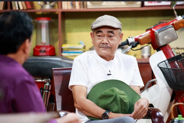 Có một sự nghiệp tốt đẹp nhưng ông lại gặp chuyện hôn nhân dang dở, NSND Việt Anh kết hôn với nghệ sĩ Phương Linh và có một con gái. Tuy nhiên, sau đó, họ chia tay. NSND Việt Anh chấp nhận để vợ và con gái sang Úc sinh sống, học tập.