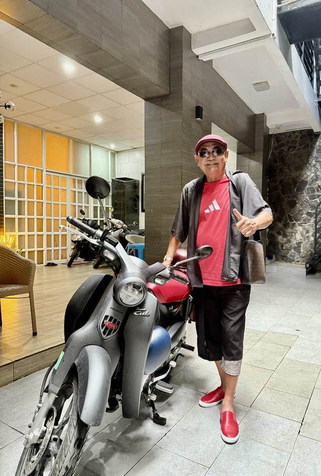 Kể từ đó, ông sống một mình đi thuê nhà, ăn cơm bụi và hạnh phúc với những vai diễn.