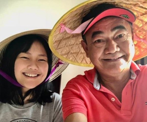 Về phần con gái, dù có hạnh phúc riêng nhưng NSND Việt Anh vẫn coi đây là "của để dành" cả đời mà ông hãnh diện. Đây là niềm an ủi tuổi già của ông. Dù xa cách nhiều năm, NSND Việt Anh không tâm sự, chia sẻ quá nhiều song ông cho biết con gái tinh tế và thấu hiểu cho hoàn cảnh của bố. Trong chương trình "Hạnh phúc ở đâu", khi được hỏi về một người cha tuyệt vời, NSND Việt Anh không nhận điều này. Ông chỉ nói: "Người ta thường nói là cha cho con, nhưng tôi không nghĩ như thế. Con nó luôn cho, chứ mình cho nó cái gì. Mình cho nó sự chăm sóc à? Không đâu, khi nó ra đời, nó đã cho mình cả một cuộc đời của nó... Tôi không phải là người cha tuyệt vời!". Hiện tại, trên trang cá nhân của ông, ngoài sự xuất hiện của người mới, ông vẫn chia sẻ ảnh con gái với niềm hạnh phúc. Điều khá đặc biệt, ông luôn chia sẻ ảnh lúc bé của con, hiếm hoi lắm, NSND Việt Anh mới chia sẻ hình ảnh gần nhất của con gái. Có lẽ trong tâm, người nghệ sĩ gạo cội luôn hướng về thời thơ ấu khi ông được gần con hơn.