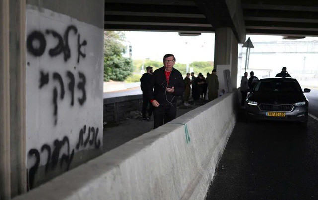 Người dân tìm chỗ trú ẩn dưới một cây cầu khi còi báo động vang lên gần Tel Aviv. (Nguồn: AFP)
