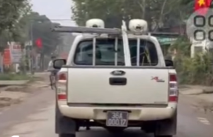 Chiếc ô tô biển xanh bị xử phạt tổng cộng hơn 38 triệu đồng từ phát hiện của người dân. Ảnh cắt từ clip
