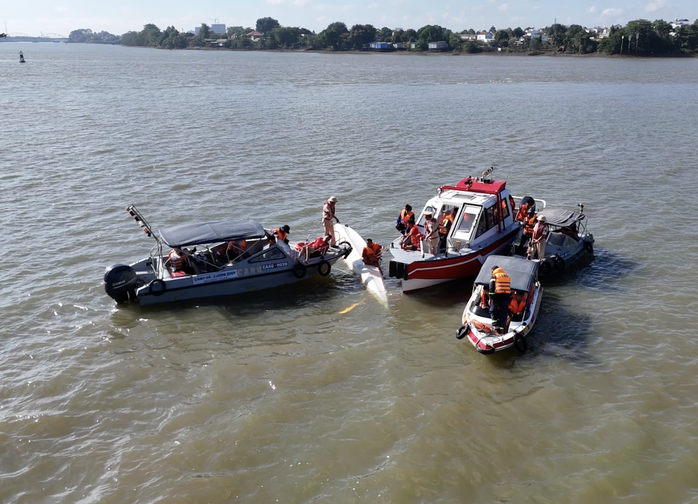 Hiện trường vụ lật thuyền đua trên sông Đồng Nai qua phường Trấn Biên